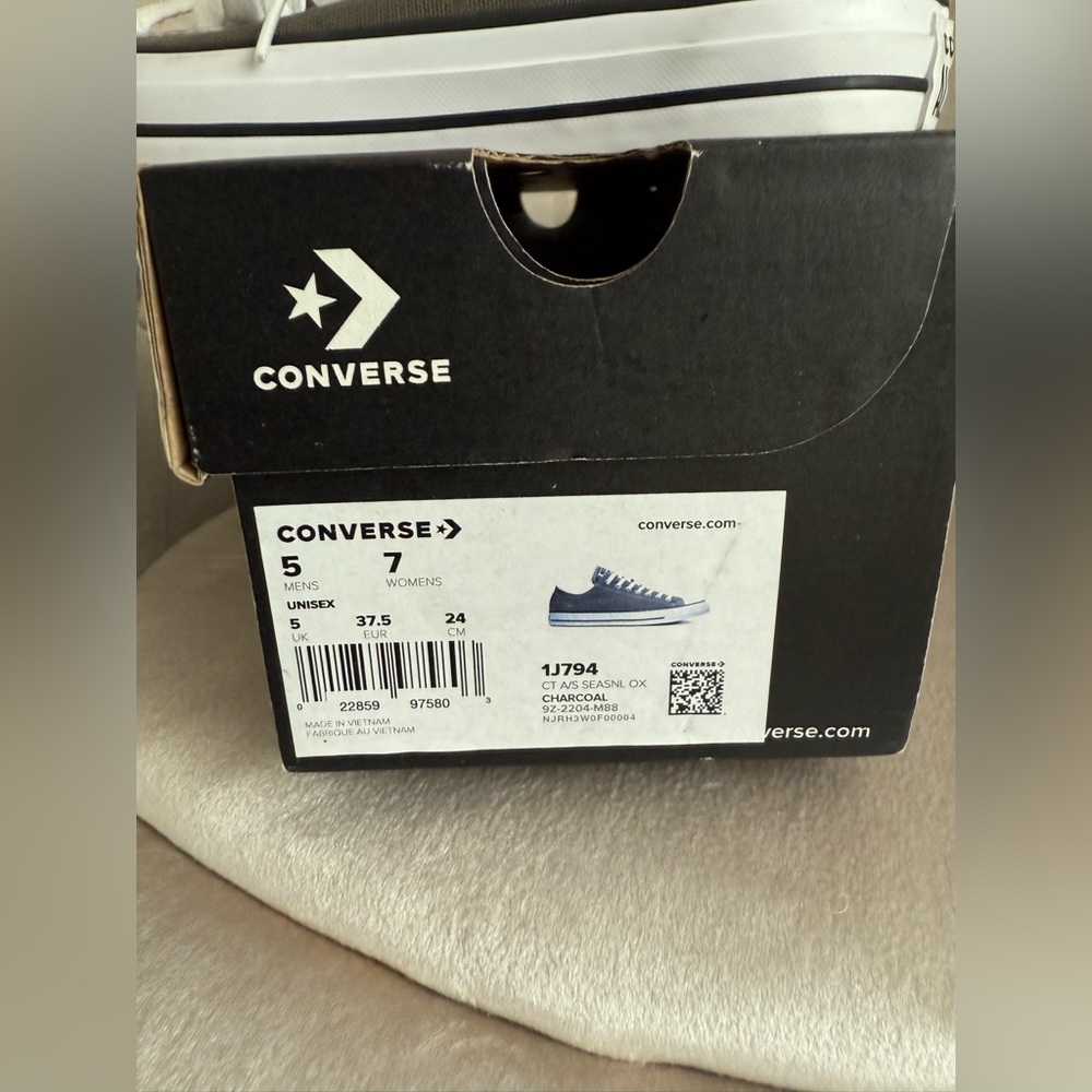 Classic Converse Size 7 Women - Picture 6 of 6